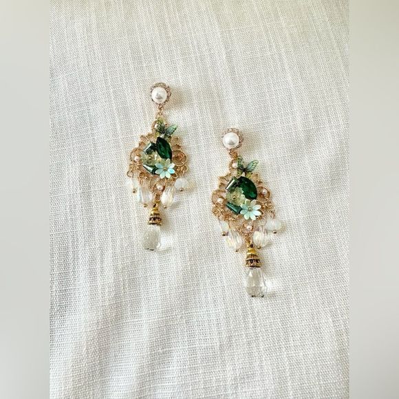 Green rhinestone chandelier earring with flowers & Butterfly - Picture 5 of 6